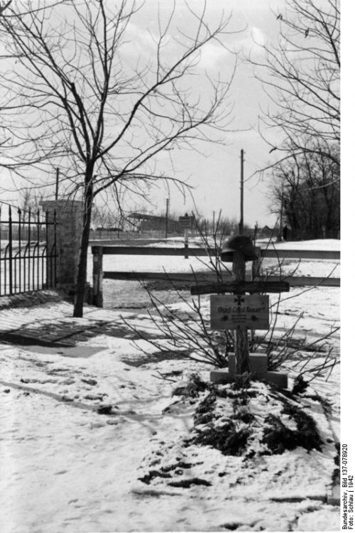 Могила 

обер-гефрайтера Эрнста Кнауэра (Ernst Knauer) в районе Днепропетровска  

Фотография сделана в 1942 году.  Фотограф: Шлау (Schlau).  Источник: 

Бундесархив (Bundesarchiv) / 137-078920.
