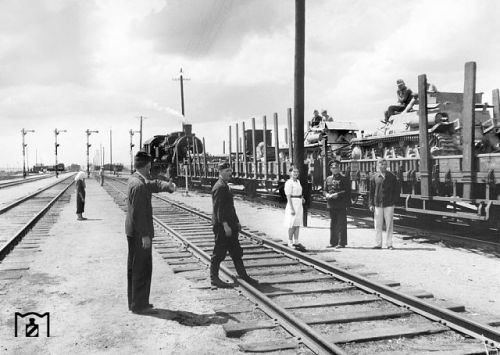 Днепропетровск, 1943 г.  Отправляется поезд, груженный танками.   Это французкие танки, которые достались Германии в 1940 году. После модификации - Н38.