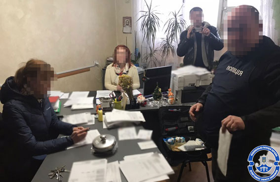 Взяточница из миграционной службы Днепра регулярно «ускоряла» выдачу паспортов