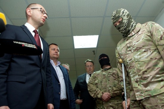 Командиров батальонов наградили пистолетами и пообещали тяжелое вооружение