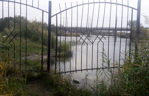 Разыскиваются хозяева незаконного забора в Орловщине