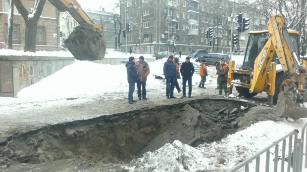 Дірки після ремонту тепломереж Дніпра залатають коштовним асфальтом