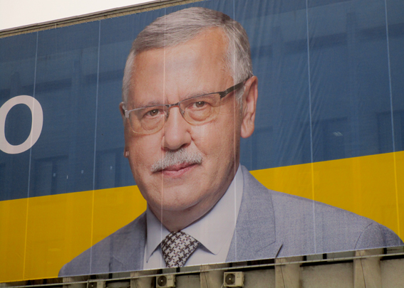 Баннер Анатолия Гриценко украсил дом Корбана-Филатова