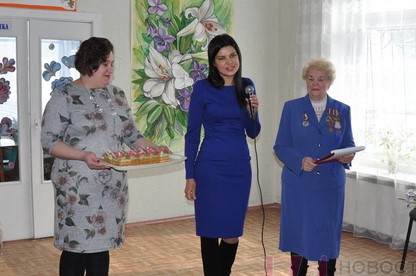 Депутат Дніпропетровської облради від ВО «Батьківщина» Олена Плахотнік привітала жінок – ветеранів праці Кам’янського