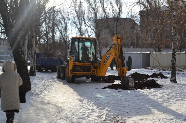 На проспекте Слобожанском в Днепре сажают деревья