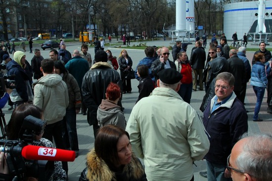 В Днепропетровске пророссийски настроенные граждане пришли захватывать ОГА