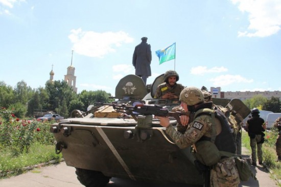 Освобожденный Славянск: заминированный горисполком, расстрелянные портреты политиков и многое другое  (ФОТО, ВИДЕО)