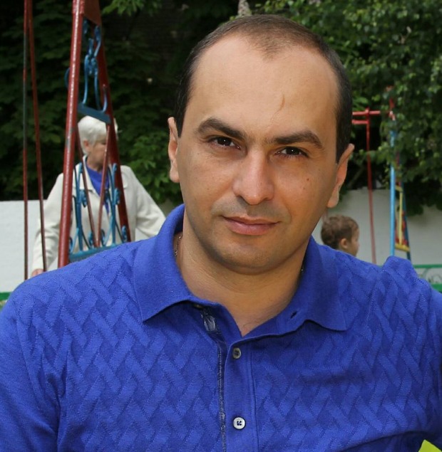 Депутат городского совета Эдуард Багдасарян поздравляет с Днем строителя