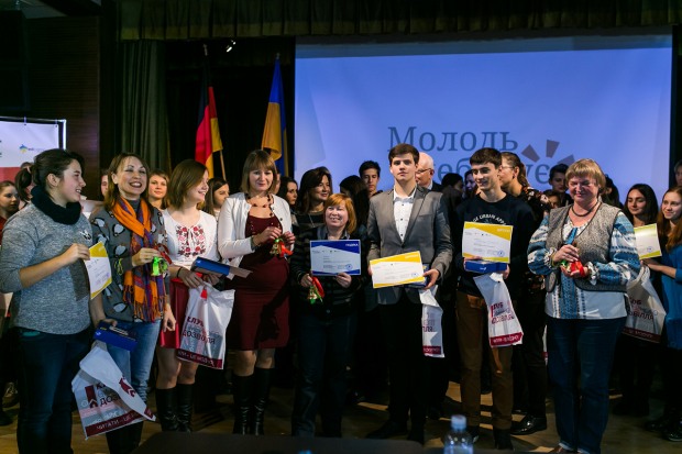 Школьники из Днепра и Кривого Рога прошли в полуфинал всеукраинского проекта «Молодь дебатує»
