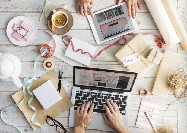 Что презентовать клиентам и партнерам: интересные варианты корпоративных подарков