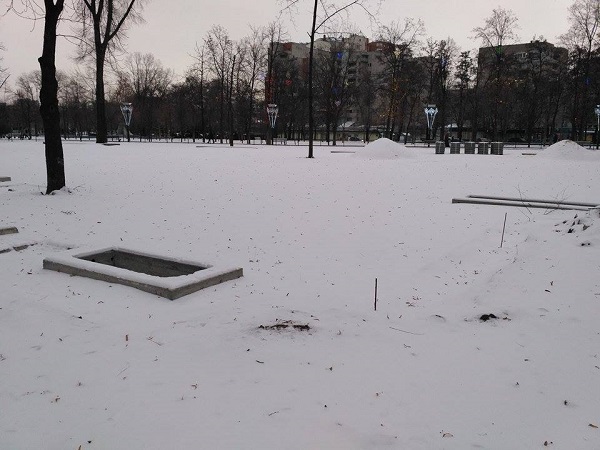 Аллею погибших Героев под Днепропетровской облгосадминистрацией «заморозили»