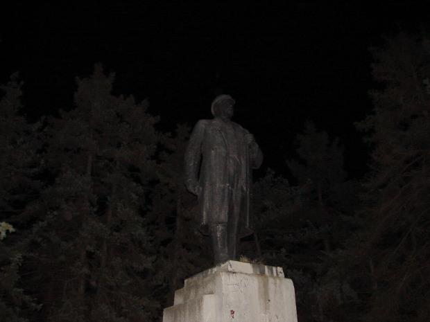 В Днепропетровске сегодня упал очередной Ленин