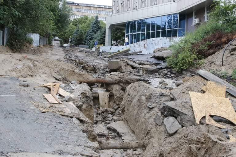 На Селянському узвізі розмило дорогу (ВІДЕО, 18+)