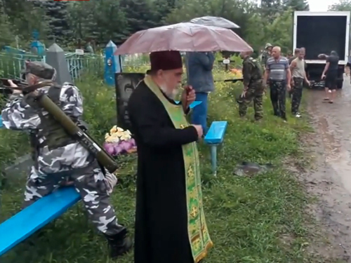 В Славянске трупы террористов закапывают вдоль дороги (ФОТО, ВИДЕО)