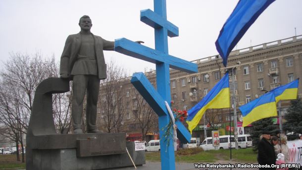 Вокзальна площа. На реконструкціях прибирають Хрест голодомору