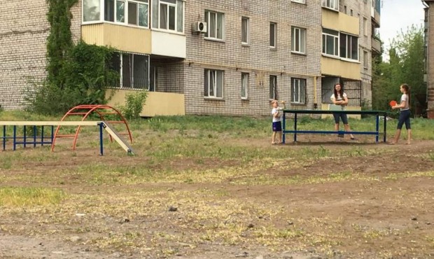 За сприяння Олени Плахотнік у Кам’янському встановили новий дитячий майданчик.