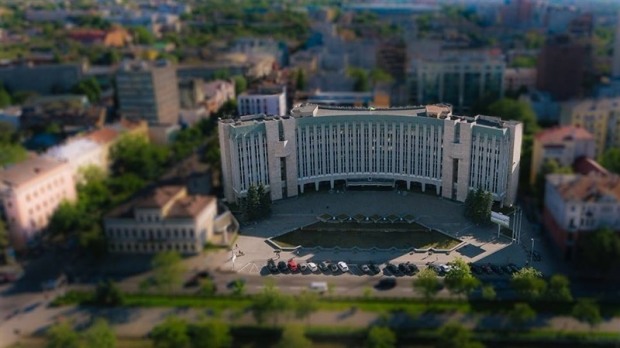Филатов изменил правила входа в здание горисполкома: теперь по электронным карточкам