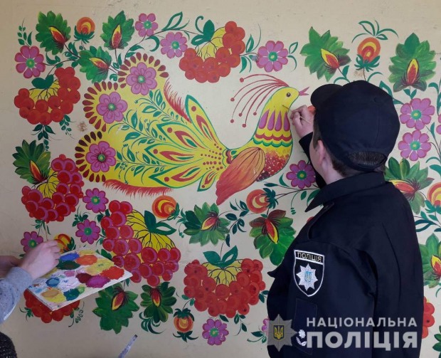 На Дніпропетровщині рекламу наркотиків зафарбували петриківським розписом