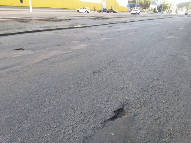 Дорога позора. Ямы на улице Курчатова за 300 тысяч бюджетных гривен