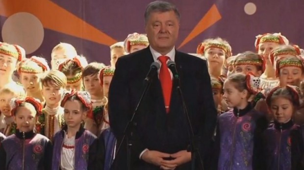 Робочо-агітаційна поїздка Порошенка до Дніпра: пікети, черги та 2,5 млн