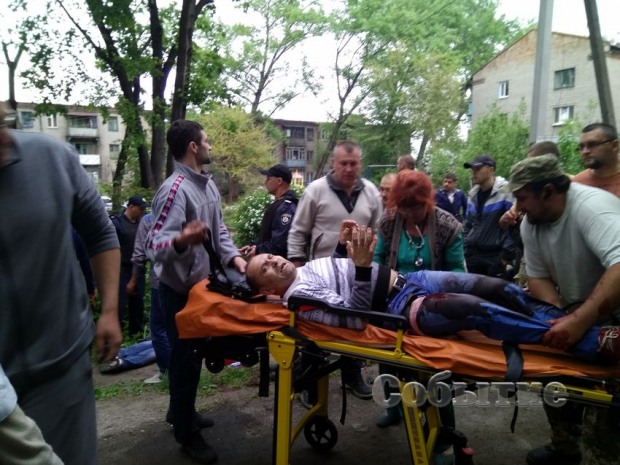 В Каменском охранник Дмитрия Яроша прострелил таксисту ноги за отказ ответить на «Слава Украине»