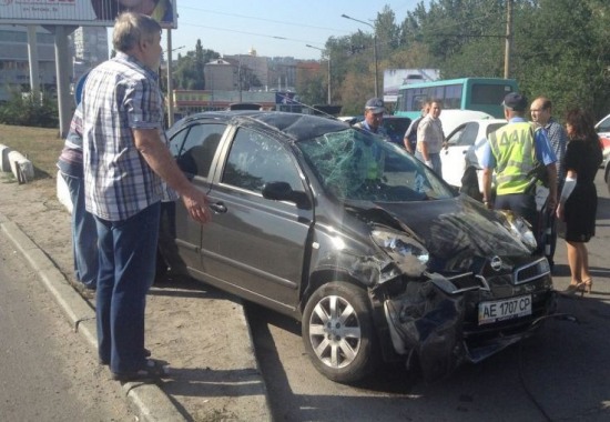 Кто спровоцировал аварию с перевернутым автомобилем на съезде с моста