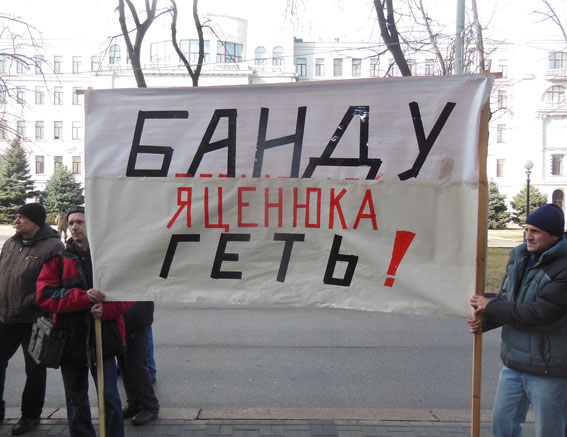 Яценюка потребовали судить за дороговизну капусты