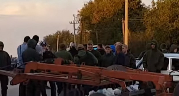 Рейдерский захват продолжается: на попаснянскую ферму приехали вооруженные люди