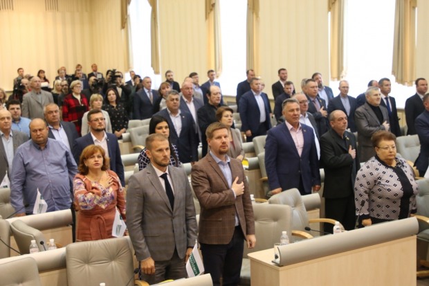 На сессии Днепропетровского облсовета распределяли миллионы и награждали часами