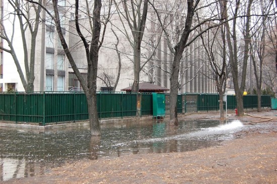Подступы к Днепропетровской ОГА заливают водой (ФОТО)