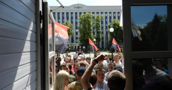 Активисты прорвались на сессию облсовет и выдвинули ряд требований (ФОТО)