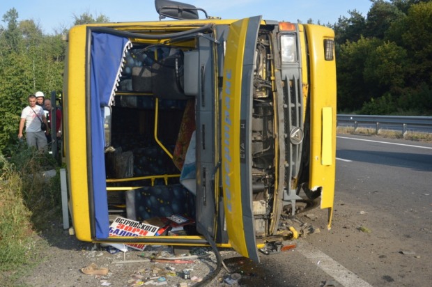 Под Днепром фура въехала в автобус: пострадало 16 человек
