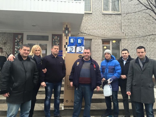 Волонтери продовжують допомагати військовому госпіталю