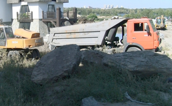 Наразилася коса на камінюччя