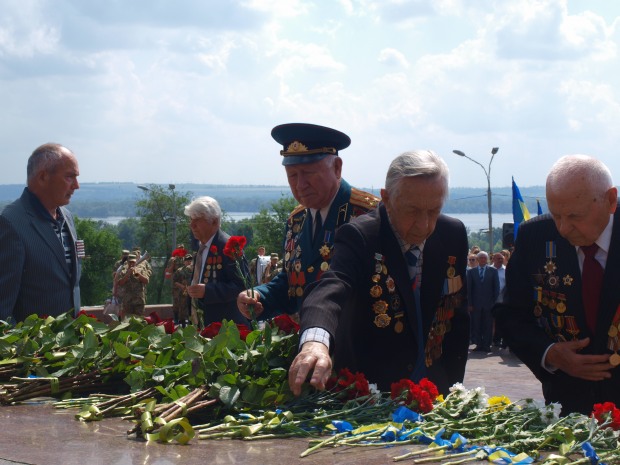 СКЛОНЯЕМ ГОЛОВЫ. ГОРДИМСЯ И ЧТИМ