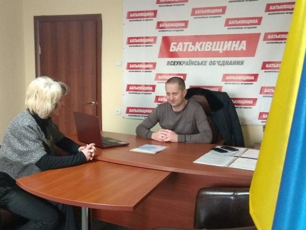 Директор гімназії № 39 м. Кам’янське Сніжана Занєгіна  подякувала  Сергію Миршавці за допомогу  навчальному закладу