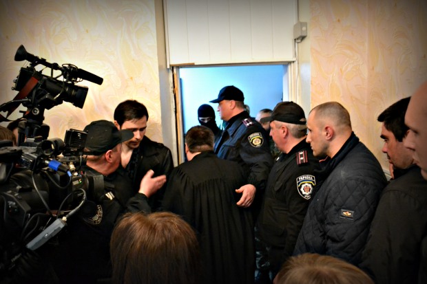 Борьба за «трон». Какой ажиотаж в днепропетровском суде вызвал иск Романенко