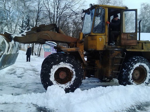 За підтримки Сергія  Миршавки розчищено від снігу територію Лівобережного парку  в Кам’янському