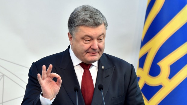 Неизвестные по всей стране активно пиарят Порошенко за год до выборов