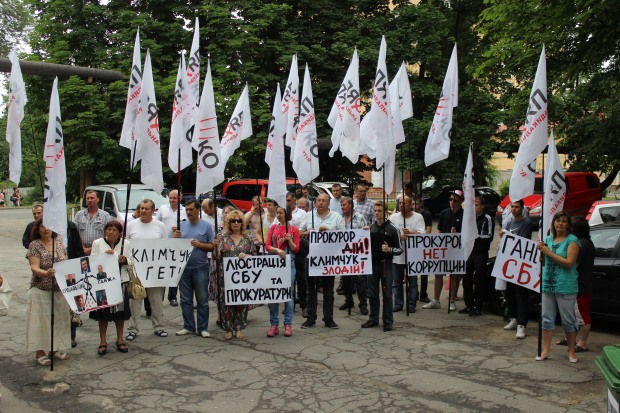 Травма ноги вместо подписи прокурора…