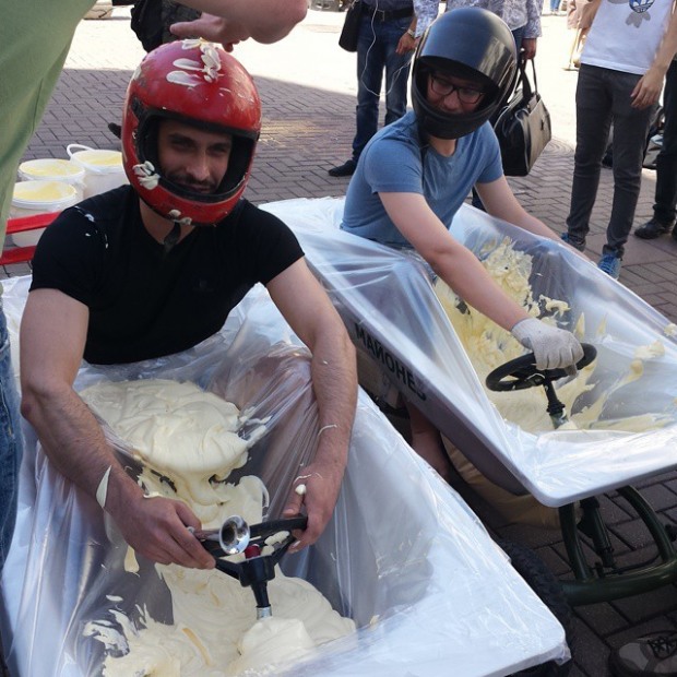 В Москве прошли гонки в ваннах с майонезом