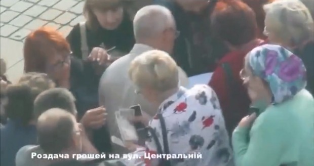 Митинг под облуправлением полиции: опубликовано видео с учетом митингующих и раздачей денег