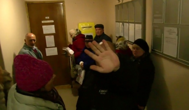 Дом без отопления привел к сумасшедшим очередям в горисполкоме и препятствованию журналистам