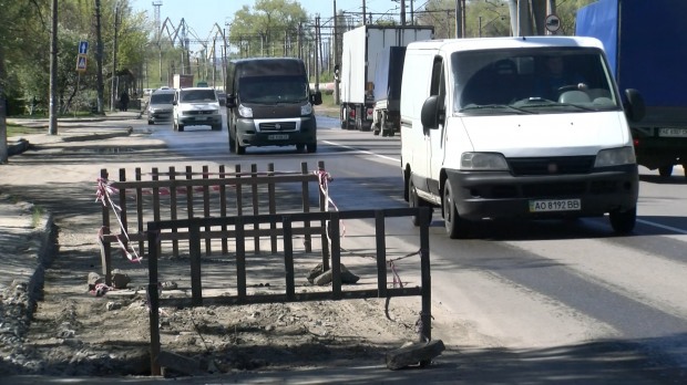 Памятник коммунальному недоделу: на ул. Каруны в Днепре появился опасный участок