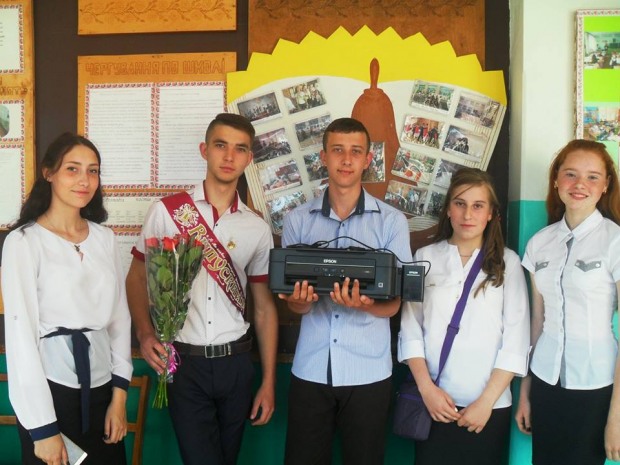 До свята Останнього дзвоника школи П’ятихатського району отримали подарунки