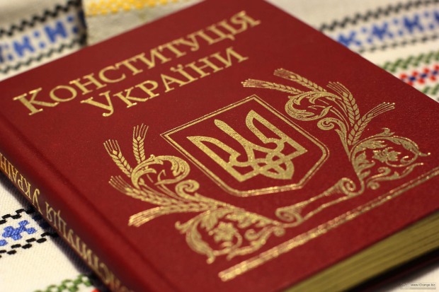 Небезпечне народовладдя. Які ризики несуть зміни до Конституції президента Зеленського?