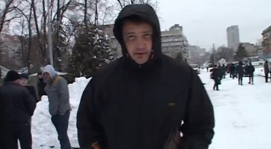 Титушка напал на журналиста на днепропетровском митинге Антимайдана (ВИДЕО)