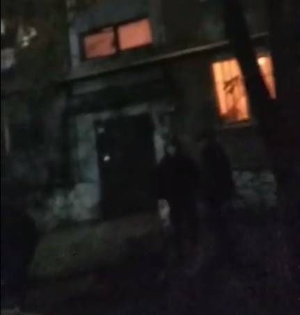 В Каменском на парней, собравшихся под подъездом, упал железобетонный «козырек»