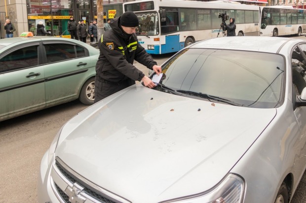 Нарушителей правил парковок в центре Днепра начали предупреждать