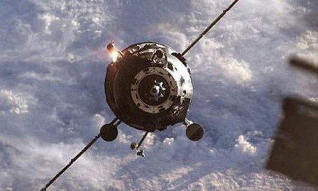 Очередной крах России: космический корабль с георгиевскими ленточками рушится на Землю